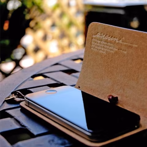 EVOUNI L52-1BK Leather Arc Cover for iPhone 4/4s