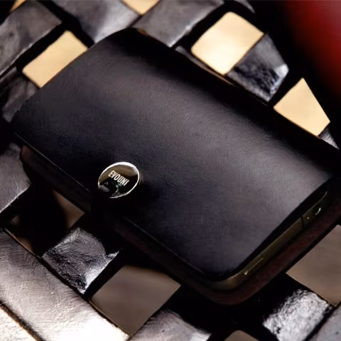 EVOUNI L52-1BK Leather Arc Cover for iPhone 4/4s